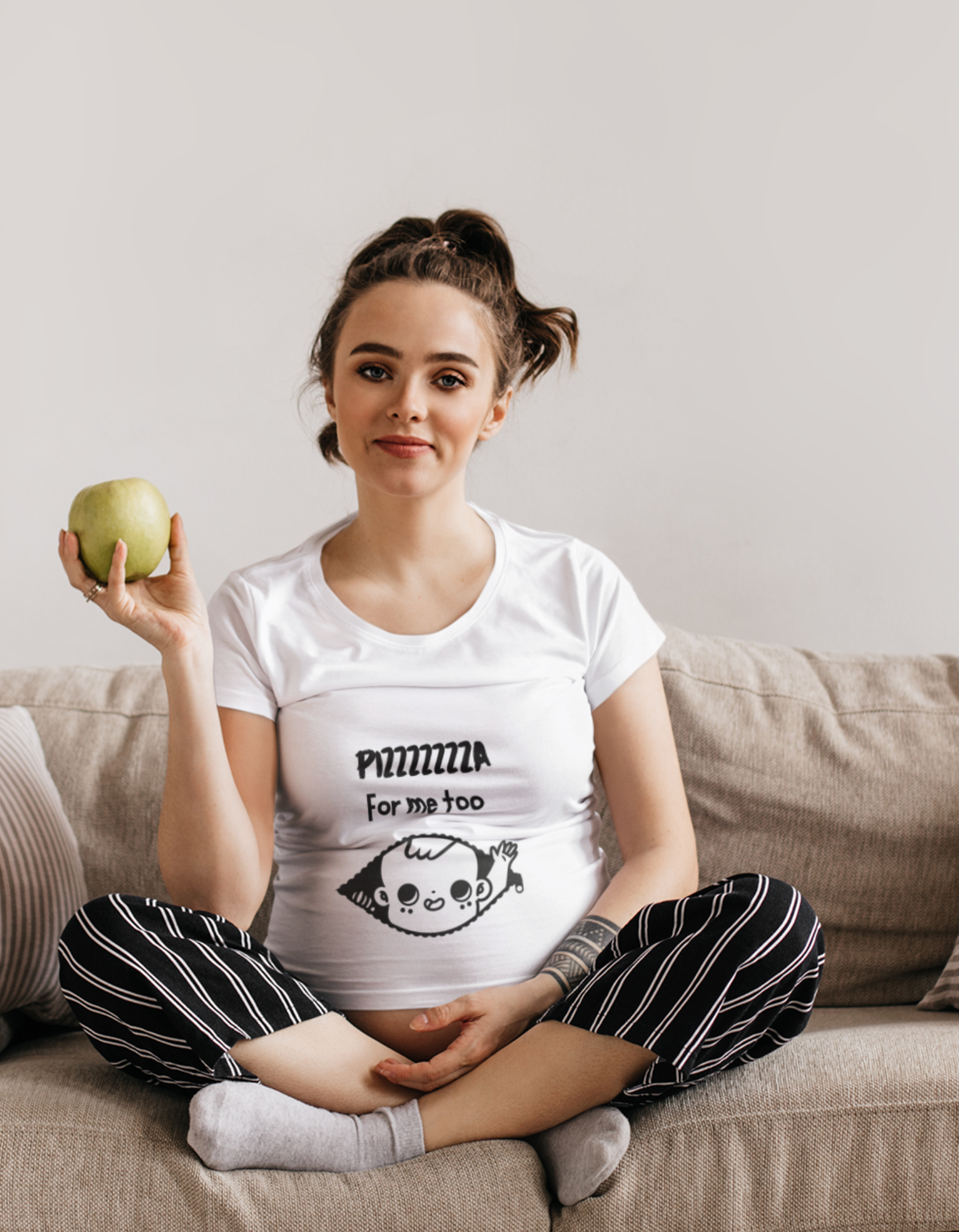 Embrace your pregnancy cravings with our Peek-a-Boo Pizza Lover oversized pregnancy t-shirt. Featuring a baby peeking out of a zipper and declaring their love for pizza, this t-shirt combines comfort and humor. Shop now at Womanitee, your destination for women's graphic t-shirts online in India.